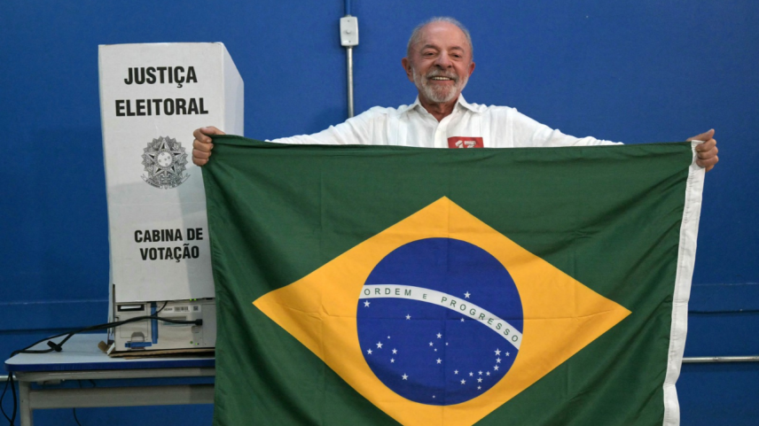 Lula vota em São Bernardo e agradece mobilização: "Nunca vi isso"