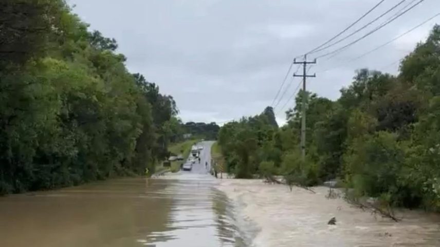 Chuvas bloqueiam três trechos de rodovias no Paraná e barram eleitores