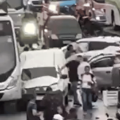 Motorista de ônibus morre ao volante e causa engavetamento na Dutra