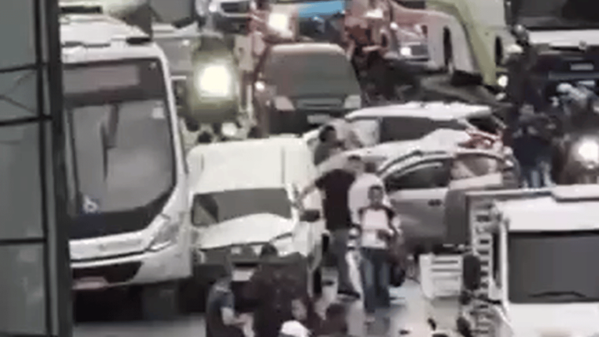 Motorista de ônibus morre ao volante e causa engavetamento na Dutra