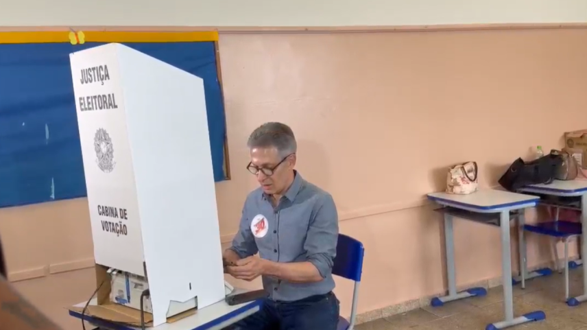 Zema descumpre regra e usa celular na urna: "não me alertaram"