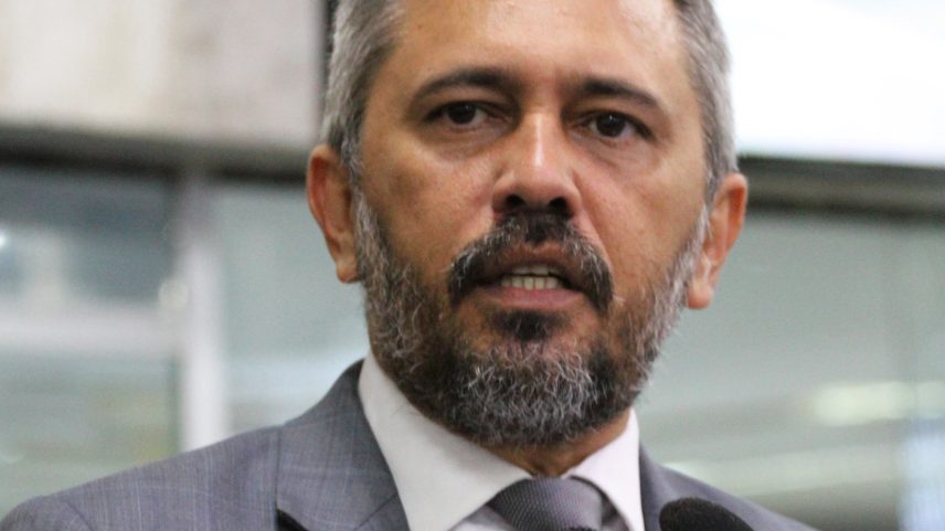 Elmano de Freitas (PT) é reeleito governador do Ceará no primeiro turno