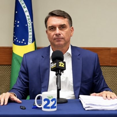 Em "live" no horário previsto para debate da Globo, Flávio Bolsonaro promete fim da reeleição