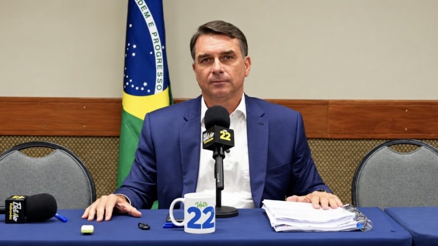 Em "live" no horário previsto para debate da Globo, Flávio Bolsonaro promete fim da reeleição