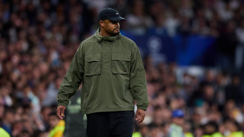 Kompany desmaia no CT do Bayern e é levado de ambulância ao hospital