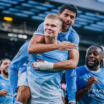 Com um a mais, City marca três em 13 minutos e atropela o Liverpool em Anfield
