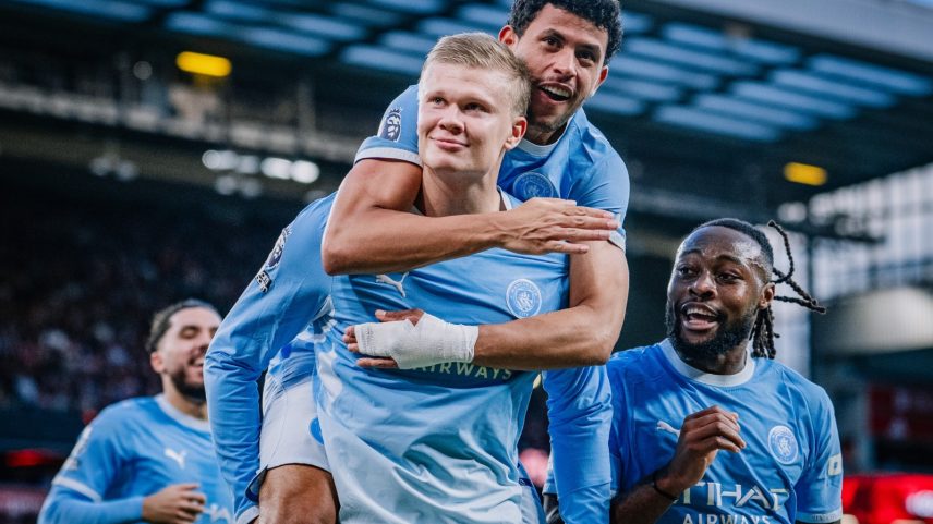 Com um a mais, City marca três em 13 minutos e atropela o Liverpool em Anfield