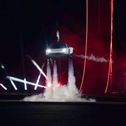 Musk apresenta carro “voador” da Tesla com propulsores da SpaceX