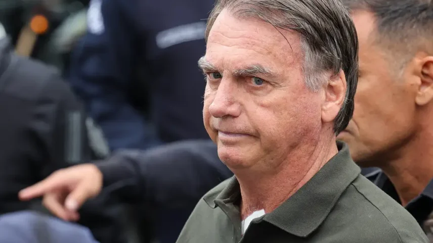 PGR dá parecer favorável para visitas de Flávio ao pai; decisão cabe a Moraes