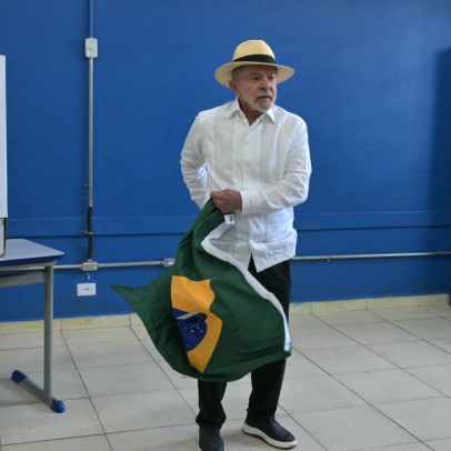 TSE manda remover posts que dizem que Lula jogou bandeira no chão