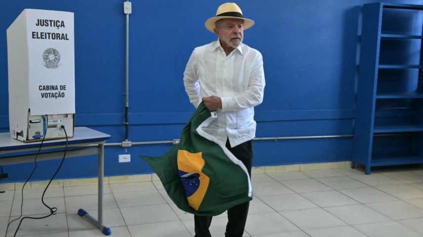 TSE manda remover posts que dizem que Lula jogou bandeira no chão