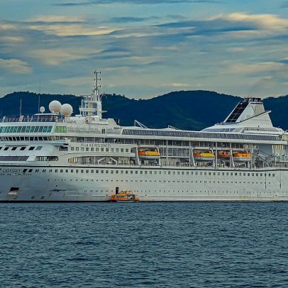 Cruzeiro residencial abandona 200 passageiros no Camboja