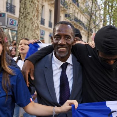 Vídeo de prefeito protegendo jovens em protesto viraliza na França