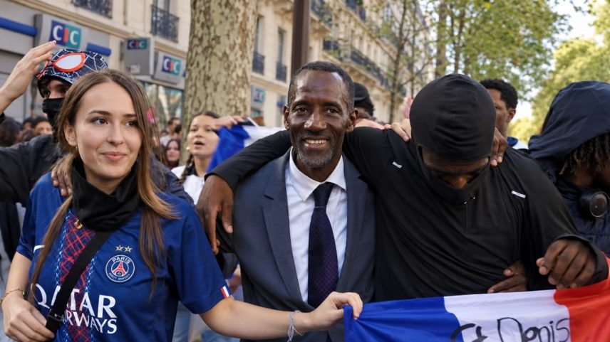 Vídeo de prefeito protegendo jovens em protesto viraliza na França