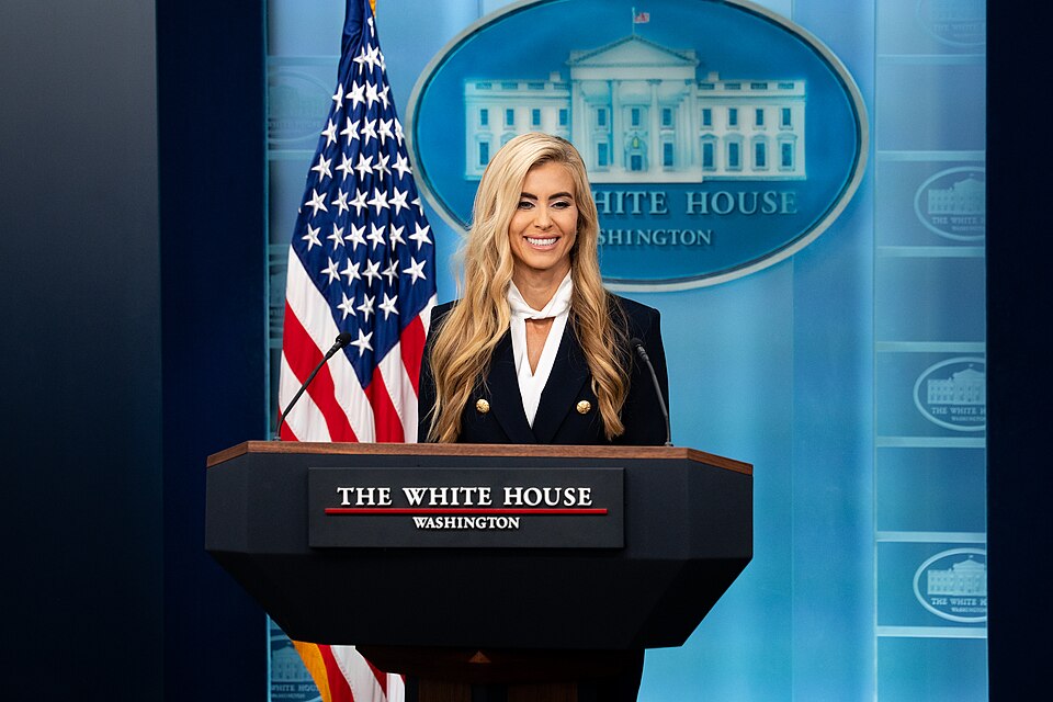 Secretária de imprensa de Trump é demitida em menos de uma semana