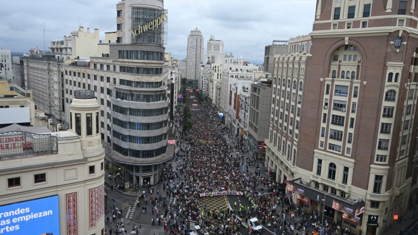 Milhares protestam por moradia na Espanha após revés no Parlamento