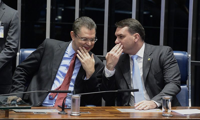 Líderes da oposição apoiam Flávio sem confirmar saída do país