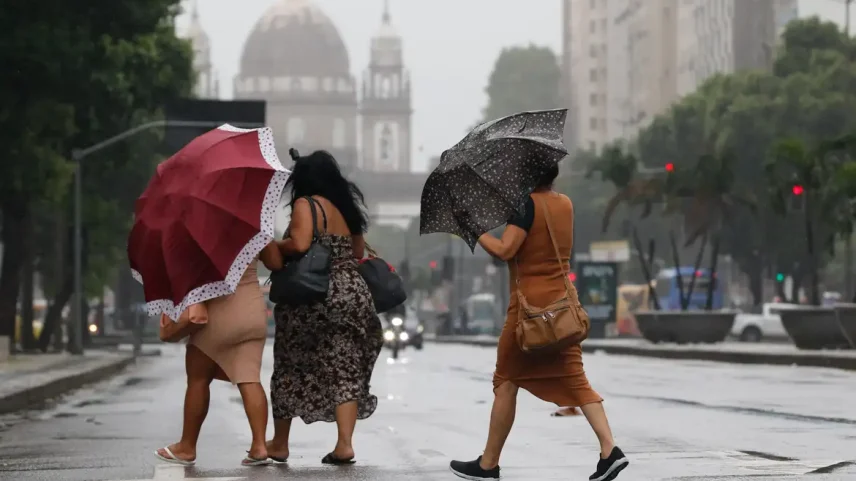 Inmet emite alerta vermelho para chuva no Sul e no Sudeste