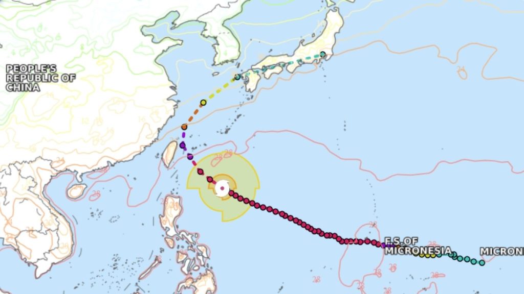 Mapa meteorológico mostra a trajetória de um tufão pelo oceano Pacífico, desde a região da Micronésia em direção às Filipinas, Taiwan, China e Japão. Pontos coloridos indicam o percurso da tempestade, enquanto círculos destacam sua posição próxima às Filipinas e a Taiwan.