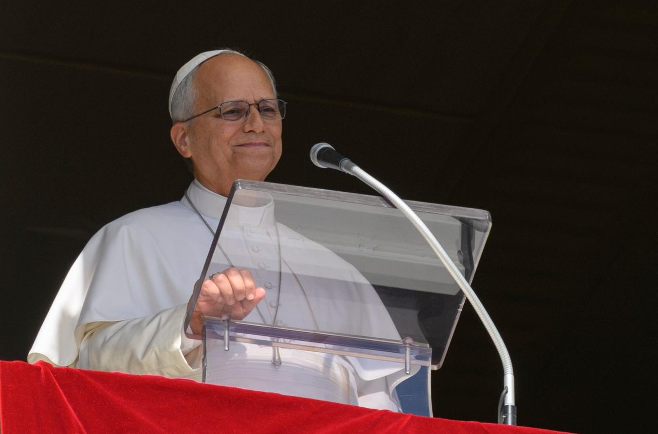 Papa Leão 14 anuncia cirurgia para retirar nódulo do pulmão e se afasta de atividades
