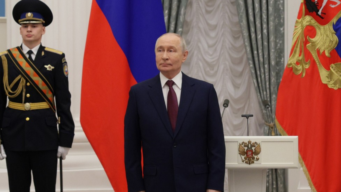 Putin conversa com líderes europeus, e trégua local começa na Ucrânia