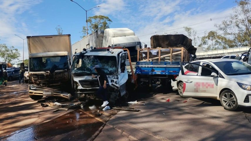 Engavetamento com 28 veículos deixa seis feridos na BR-040 em MG