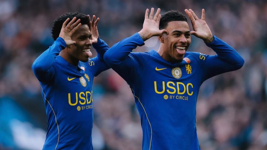 Chelsea vence Manchester United em jogo com dois gols anulados de Estêvão
