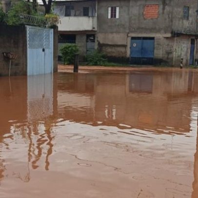 Chuva provoca alagamentos e muda local de votação em Itapevi, SP