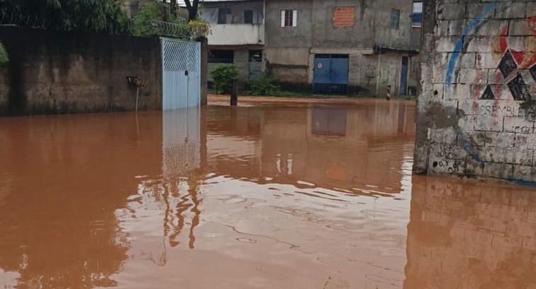 Chuva provoca alagamentos e muda local de votação em Itapevi, SP