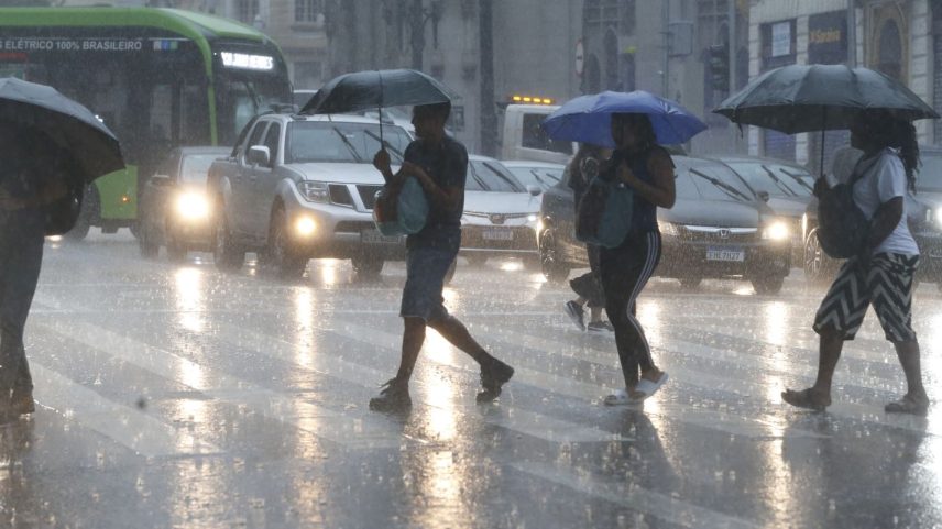 Ciclone extratropical coloca regiões do Brasil em alerta para chuvas