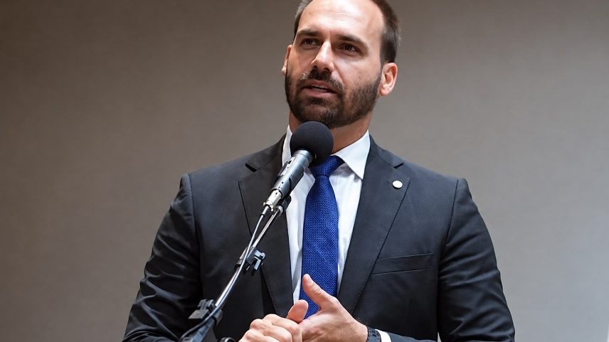 Moraes manda emitir mandado de prisão contra Eduardo Bolsonaro