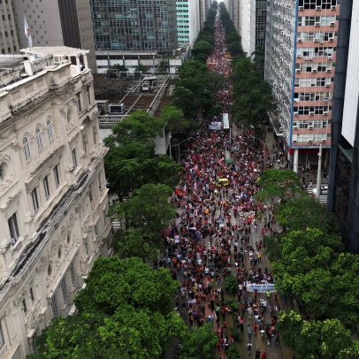 Passeata contra Flávio Bolsonaro reúne milhares de pessoas no RJ