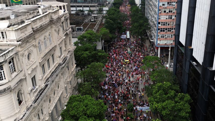 Passeata contra Flávio Bolsonaro reúne milhares de pessoas no RJ