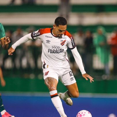Viveros marca duas vezes, chega a 21 gols e comanda goleada do Athletico