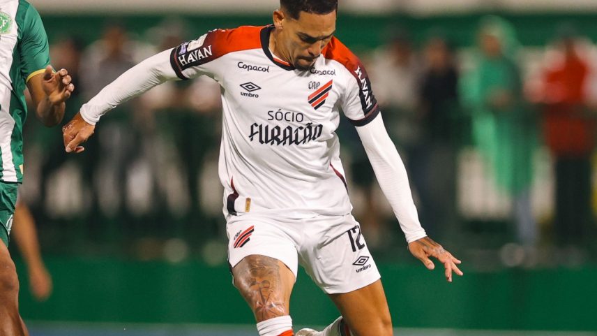 Viveros marca duas vezes, chega a 21 gols e comanda goleada do Athletico