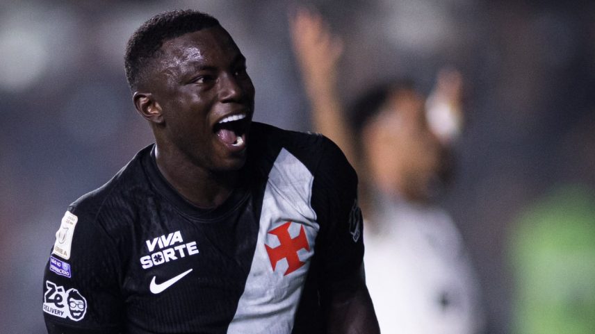 Hinestroza marca duas vezes no fim, e Vasco vira sobre o Corinthians