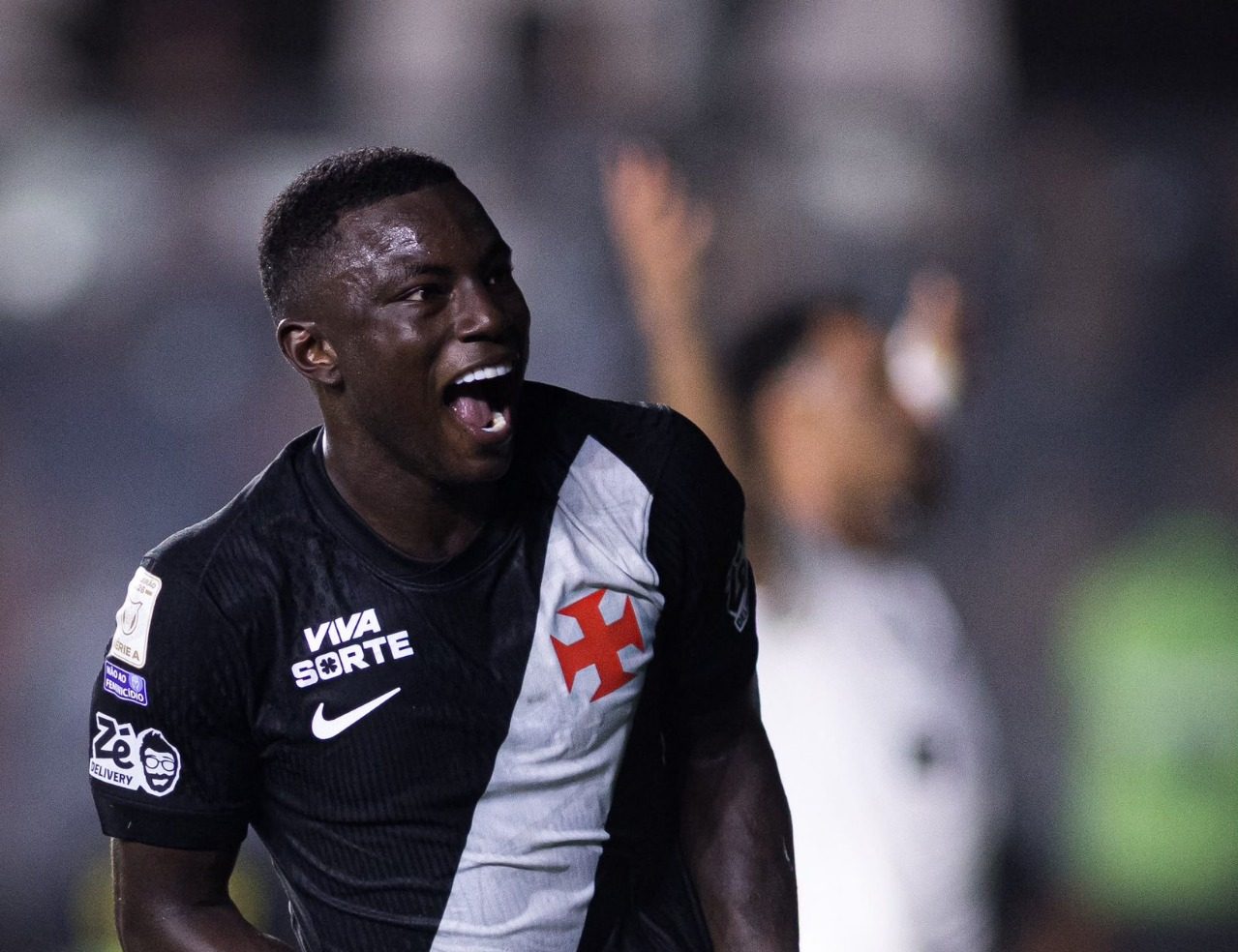 Hinestroza marca duas vezes no fim, e Vasco vira sobre o Corinthians