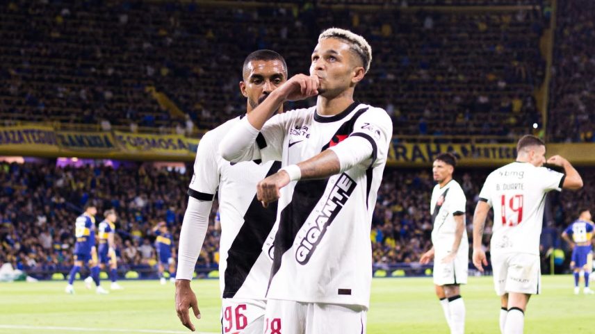 Adson marca na Bombonera, e Vasco vence o Boca mesmo jogando com um a menos