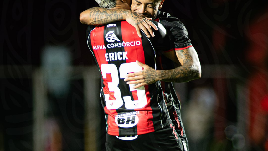 Erick e Matheuzinho marcam duas vezes cada, e Vitória goleia a Chape