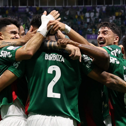 Giay marca duas vezes, e Palmeiras atropela o Corinthians no Derby