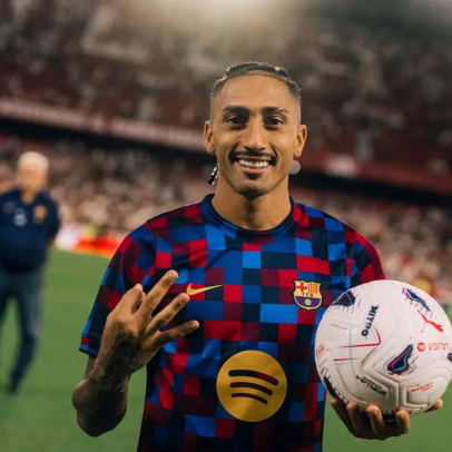 Raphinha volta ao time titular do Barcelona contra o PSG na Champions
