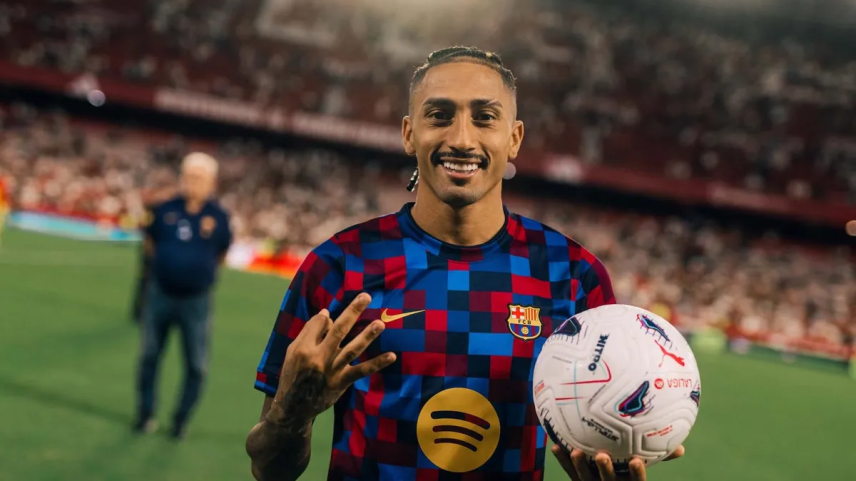 Raphinha volta ao time titular do Barcelona contra o PSG na Champions