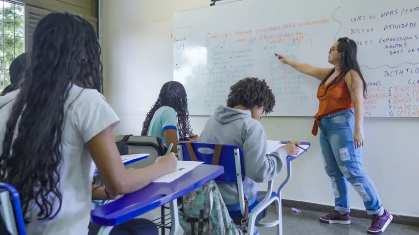 Dia dos Professores: quase metade dos docentes estaduais são temporários