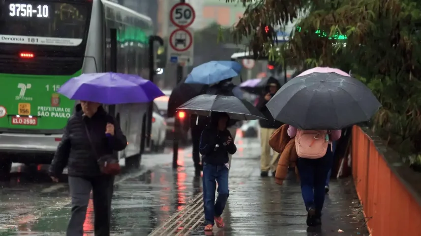 Domingo de eleição terá chuva e alerta de tempestades no Brasil