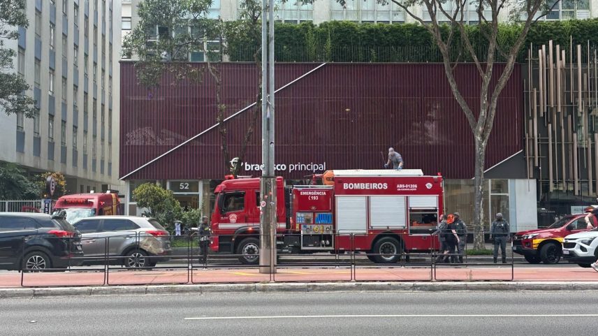 Explosão em bueiro deixa 3 feridos na Avenida Paulista, em SP