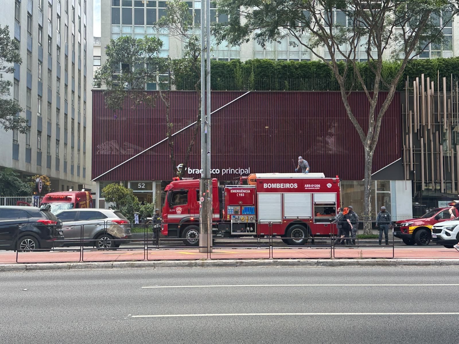 Explosão em bueiro deixa 3 feridos na Avenida Paulista, em SP