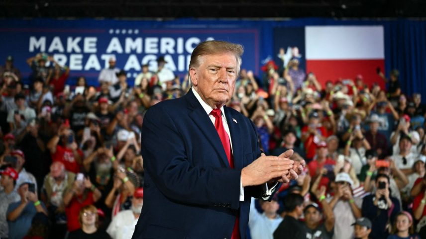 Trump diz que aprova ida de Flávio Bolsonaro aos EUA