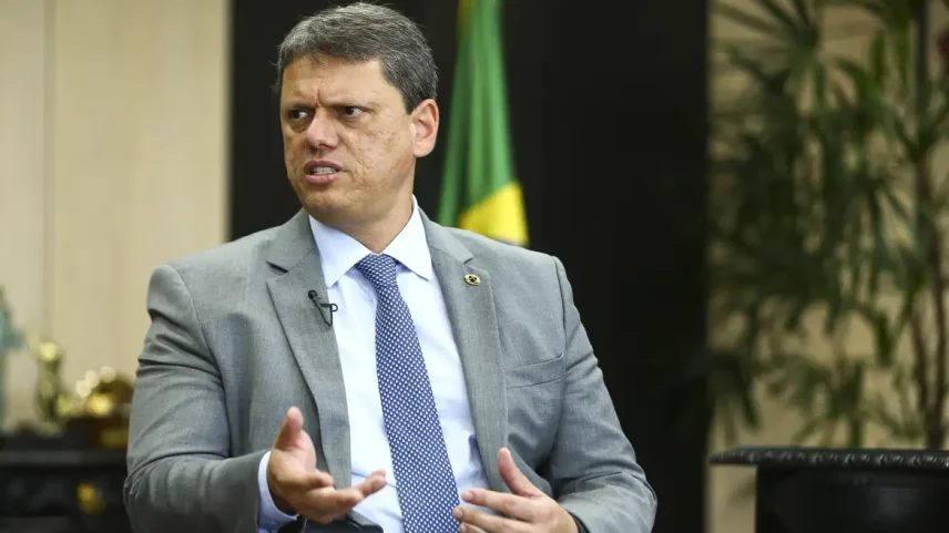 Após dois dias, Tarcísio reconhece vitória de Lula e defende Flávio