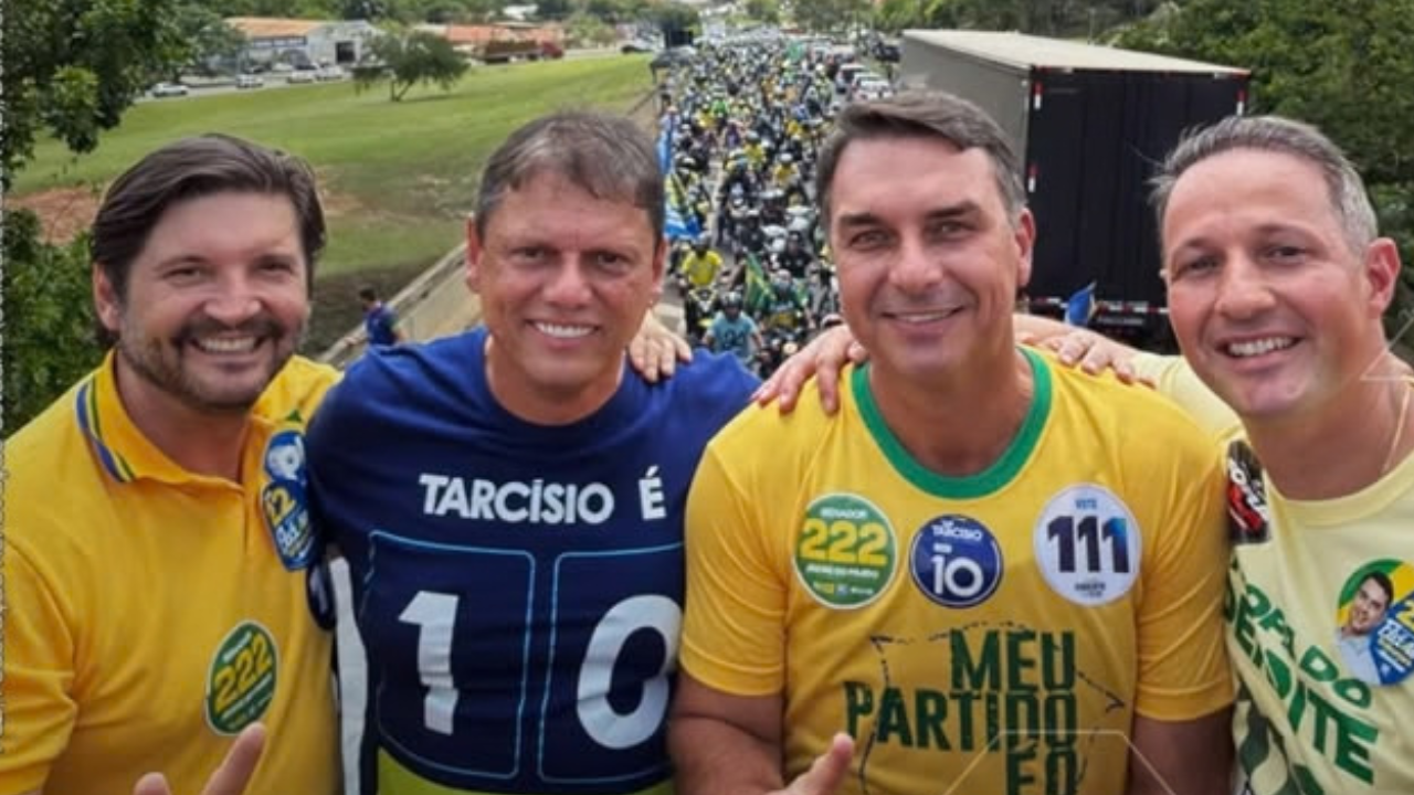 Com Tarcísio, Flávio encerra campanha no interior de SP prometendo fim da reeleição