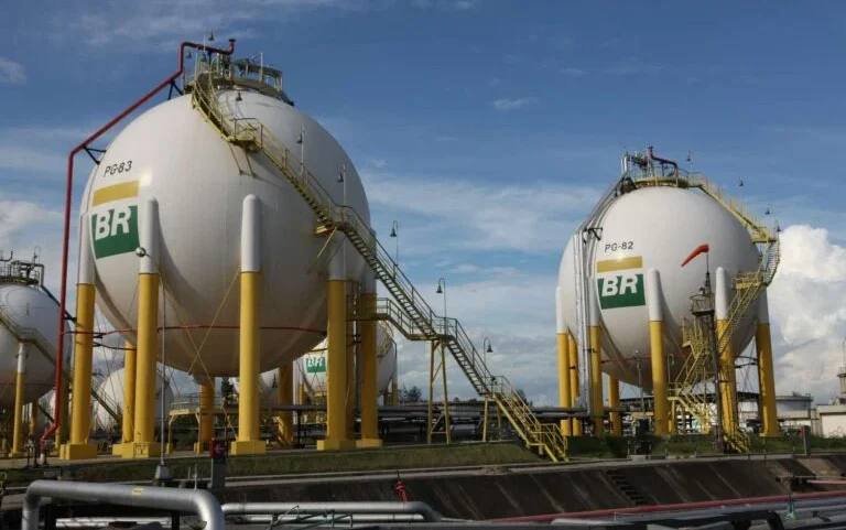 Petrobras reajusta querosene de aviação em 11,76%; alta chega a 74% desde março